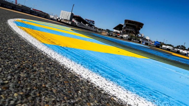 Ambiance des 24h Motos Sur le circuit Bugatti aussi l'ouverture de la pit lane a attiré les foules